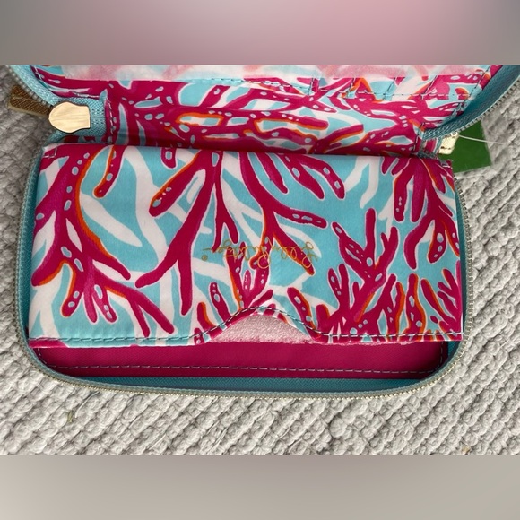 NWT Lilly Pulitzer wristlet Breakwater Blue holds small iPhone - Picture 3 of 9